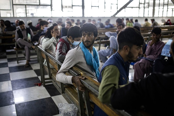 Layanan Pembuatan Paspor yang Masih Dijaga Ketat Pejuang Taliban Warga mengantri untuk memperoleh layanan pembuatan paspor di Kabul, Afghanistan. Layanan yang dibuka sejak awal Oktober lalu dijaga ketat oleh tentara bersenjata.