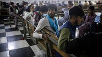Antrian warga memperoleh paspor Afghanistan. Sejak Taliban berkuasa pertengahan Agustus lalu, sejumlah pegawai sipil dan polisi yang bekerja pada rezim sebelumnya tidak masuk kerja karena khawatir keamanannya tidak terjamin.