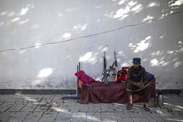 Layanan Pembuatan Paspor yang Masih Dijaga Ketat Pejuang Taliban Warga mengantri untuk memperoleh layanan pembuatan paspor di Kabul, Afghanistan. Layanan yang dibuka sejak awal Oktober lalu dijaga ketat oleh tentara bersenjata.