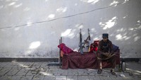 Pejuang Taliban berjaga di luar gedung pelayanan paspor di Ibu Kota Kabul (17/10). Terlihat senjata laras panjang masih ditenteng di negara yang masih dibawah ancaman konflik bersenjata.