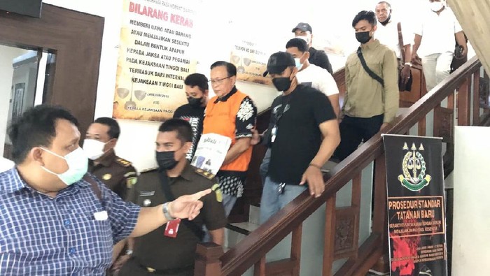 Mantan Sekda Buleleng berinisial DKP ditahan Kejati Bali atas dugaan tindak pidana korupsi (Dok. Kejati Bali)