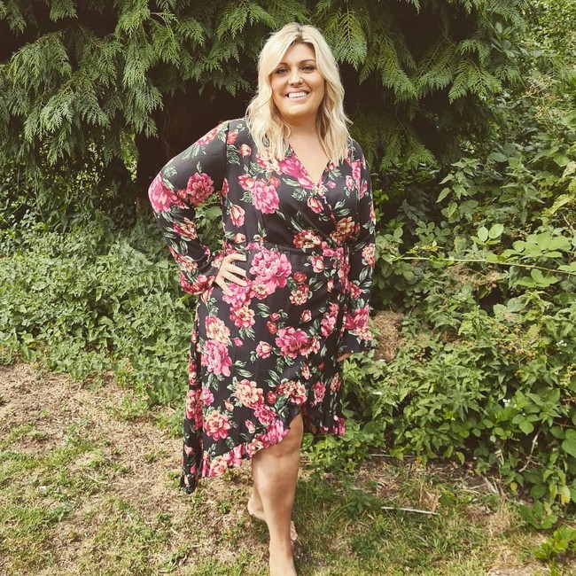 Seorang wanita bernama Maria Herriott asal Inggris terinspirasi oleh sosok Adele. Ketika penyanyi itu menurunkan berat badan, ia pun termotivasi untuk melakukan hal yang sama tapi memilih jalan operasi plastik. Foto: Instagram @adele_and_me