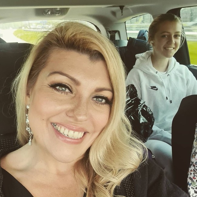 Setelah sukses dengan operasinya. Maria tampil di acara televisi This Morning untuk menceritakan kisahnya sekaligus menyanyikan lagu Adele. Foto: Instagram @adele_and_me