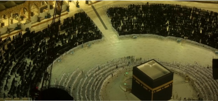 Jamaah di Masjidil Haram, Makkah kini bisa melaksanakan salat dengan barisan yang rapat. Namun aturan ketat tetap berlaku, salah satunya sudah memiliki dosis kedua vaksin Covid-19.