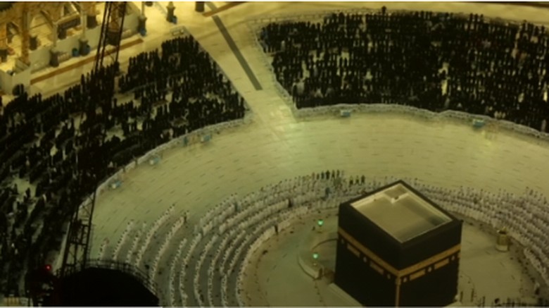 Masya Allah! Salat di Masjidil Haram Kini Bisa Rapat Lagi Jamaah di Masjidil Haram, Makkah kini bisa melaksanakan salat dengan barisan yang rapat. Namun aturan ketat tetap berlaku, salah satunya sudah memiliki dosis kedua vaksin Covid-19.
