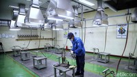 Seorang teknisi menunjukan kemampuannya dalam bidang pendingin udara.