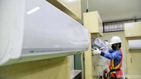 Para teknisi melakukan uji kompetensi mesin pendingin udara (air conditioning (AC)) yang digelar di Daikin National Training Center, Papanggo, Jakarta Utara, Senin (18/10).