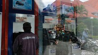 Salah seorang nasabah bertransaksi di ATM Bank BRI yang ada di kantor Purwodadi.