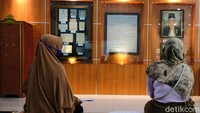 Di salah satu sudut terdapat prasasti didirikannya bangunan ini, pernak-pernik dokumen lama, dan lukisan perintis Bank BRI Raden Bei Aria Wirjaatmadja.