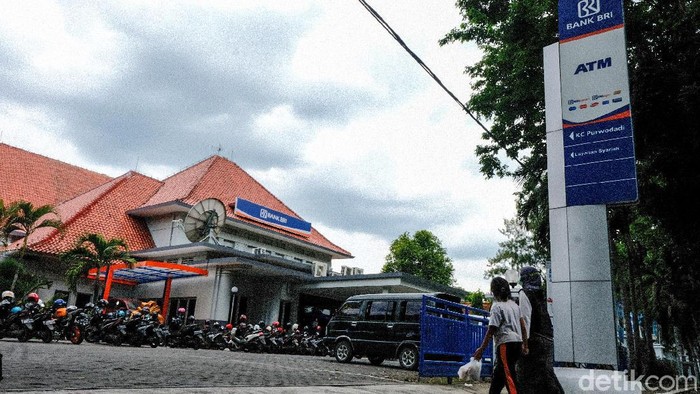 Kantor Bank BRI cabang Purwodadi memiliki sisi historikal pada bangunannya. Jadi, selain bisa menabung, nasabah juga dapat belajar sejarah mengenai Bank BRI di sini.