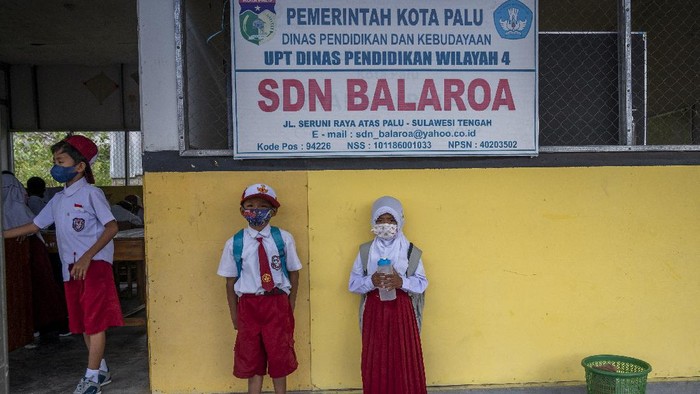 Menengok Pembelajaran Tatap Muka Perdana di Sekolah Darurat Bencana Siswa di sekolah darurat bencana di kawasan Palu kembali melakukan kegiatan belajar secara tatap muka. Kegiatan itu digelar dengan terapkan prokes ketat.