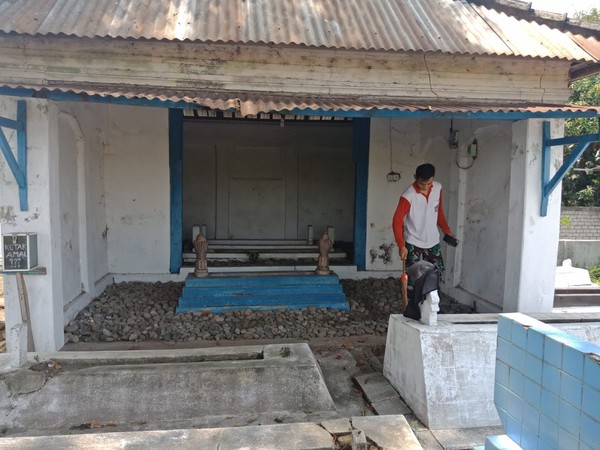 Ini makam pendiri desa. Keluarga pengembara ini melanjutkan menebang hutan ke utara Dusun Pacar untuk bercocok tanam dan bertemu pertapa yang membawa bekal beberapa kepal nasi. Lalu memakannya dengan dipuluk. Peristiwa inilah yang membuat Wonoyudho memberi nama wilayah barunya dengan Dusun Peluk. Ini makam pendiri desa. Keluarga pengembara ini melanjutkan menebang hutan ke utara Dusun Pacar untuk bercocok tanam dan bertemu pertapa yang membawa bekal beberapa kepal nasi. Lalu memakannya dengan dipuluk. Peristiwa inilah yang membuat Wonoyudho memberi nama wilayah barunya dengan Dusun Peluk.