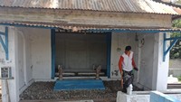 Ini makam pendiri desa. Keluarga pengembara ini melanjutkan menebang hutan ke utara Dusun Pacar untuk bercocok tanam dan bertemu pertapa yang membawa bekal beberapa kepal nasi. Lalu memakannya dengan dipuluk. Peristiwa inilah yang membuat Wonoyudho memberi nama wilayah barunya dengan Dusun Peluk.