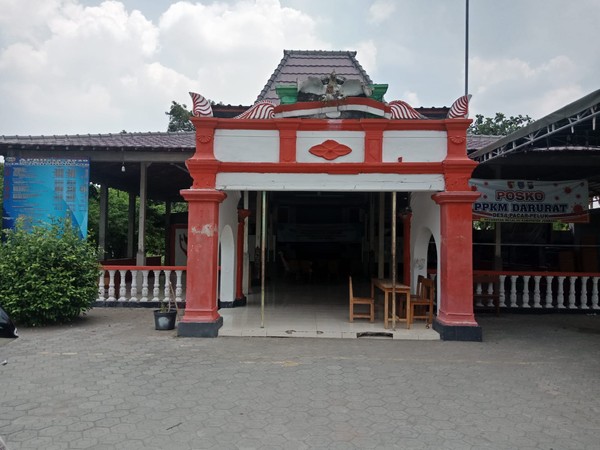 Masih berada di Kabupaten Jombang, desa unik bernama Desa Pacar Peluk ini berada di Kecamatan Megaluh. Terkenal romantis, nama desa ini mengandung arti pelukan dari kekasih atau memeluk kekasih (Foto: Enggran Eko Budianto/detikcom) Masih berada di Kabupaten Jombang, desa unik bernama Desa Pacar Peluk ini berada di Kecamatan Megaluh. Terkenal romantis, nama desa ini mengandung arti pelukan dari kekasih atau memeluk kekasih (Foto: Enggran Eko Budianto/detikcom)