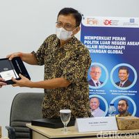 Seminar bertemakan peran politik luar negeri ASEAN dalam menghadapi tantangan global digelar di Jakarta. Menlu Malaysia YB Dato Saifuddin Abdullah hadir sebagai pembicara.