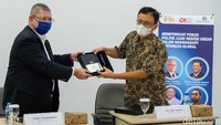 Acara ditutup pertukaran cinderamata antara Rektor Universitas Paramadina kepada Menlu Malaysia dan sesi foto bersama.