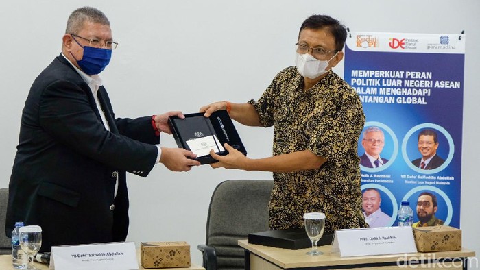 Seminar bertemakan peran politik luar negeri ASEAN dalam menghadapi tantangan global digelar di Jakarta. Menlu Malaysia YB Dato' Saifuddin Abdullah hadir sebagai pembicara.