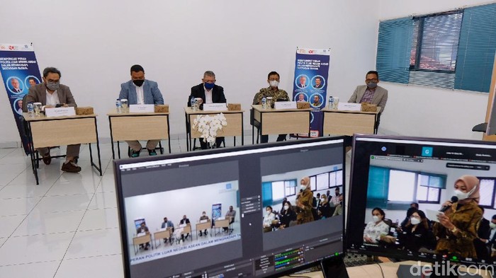 Menlu Malaysia Isi Seminar Politik Luar Negeri ASEAN Seminar bertemakan peran politik luar negeri ASEAN dalam menghadapi tantangan global digelar di Jakarta. Menlu Malaysia YB Dato' Saifuddin Abdullah hadir sebagai pembicara.