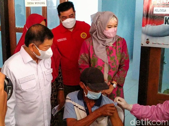 Menteri Perencanaan Pembangunan Nasional (PPN)/Kepala Badan Perencanaan Pembangunan Nasional (Bappenas), Suharso Monoarfa mengunjungi Ponorogo. Ia langsung menuju Desa Winong, Kecamatan Jetis untuk mengecek secara langsung proses vaksinasi.