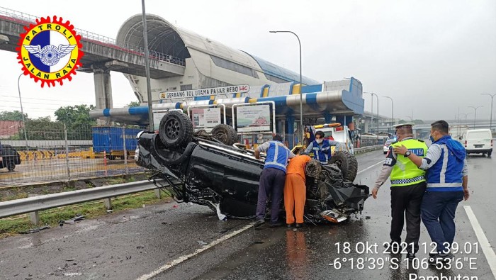 Mobil Ford Ranger terbalik di Tol Jagorawi arah Cawang (dok.Korlantas Polri)