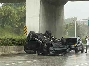 Mobil Tergelincir hingga Terbalik di Tol Cijago Saat Hujan Deras Pagi Tadi