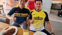 Begitu juga dengan foto yang ini, Mohammad Ahsan bersama dengan ketiga temannya menikmati hidangan steak dari sebuah restoran steak terkenal. Foto: Instagram @king.chayra