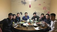 Bukan hanya itu, keseruannya saat kulineran juga bersama teman-temannya. Kala itu, mereka menikmati makanan di restoran Jepang. Foto: Instagram @king.chayra