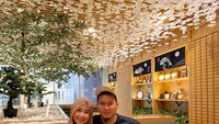 Berbeda dengan momen yang satu ini, Mohammad Ahsan berpose bersama sang istri saat menunggu pesanan datang ketika makan di sebuah restoran. Foto: Instagram @king.chayra