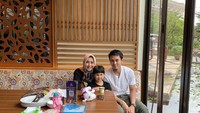 Di Instagram, Mohammad Ahsan sering mengunggah kebersamaanya dengan keluarga. Seperti yang terlihat pada foto ini, ia makan di restoran bersama sang istri dan putri kecilnya. Foto: Instagram @king.chayra