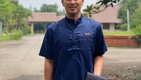 Potret dirinya sambil memegang piala Thomas tersebut pun diunggah di Instagram pribadinya seraya mengucap syukur kepada Allah SWT. Unggahannya pun banjir ucapan selamat. Foto: Instagram @king.chayra