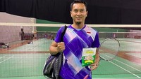 Kabar bahagia datang dari pebulutangkis dari Tim Indonesia. Mohammad Ahsan, berhasil mendapatkan piala Thomas 2021 setelah mengalahkan China di babak final. Foto: Instagram @king.chayra