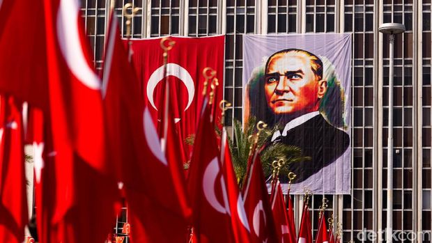 Izmir, Turkey - May 19 , 2019: Students are holding Turkish flags.  Celebrations of the 19 May 2019 Memoriam of Mustafa Kemal Ataturk, Youth and Sports Festival Izmir Konak Turkey. Republic Square.