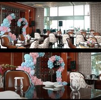 Acara gender reveal itu tampak didekorasi sederhana. Terdapat area kecil yang didesain dengan balon-balon berwarna biru dan merah muda. Area tersebut yang akan digunakan oleh Nikita dan Indra untuk mengumumkan jenis kelamin anak pertamanya. Foto: YouTube/Nikita Willy Official