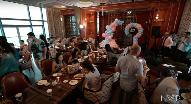 Acara pengumuman jenis kelamin sang anak itu rupanya tak hanya bertepatan dengan ulang tahun pernikahan Nikita dan Indra, melainkan juga ulang tahun sang adik, Winona Willy yang ke-24. Seperti yang terlihat dalam video unggahannya di YouTube, acara tersebut berlangsung dengan lancar dengan tetap mematuhi protokol kesehatan. Para tamu yang hadir sebelumnya telah diminta untuk melakukan swab tersebut dahulu. Foto: YouTube/Nikita Willy Official