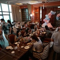 Acara pengumuman jenis kelamin sang anak itu rupanya tak hanya bertepatan dengan ulang tahun pernikahan Nikita dan Indra, melainkan juga ulang tahun sang adik, Winona Willy yang ke-24. Seperti yang terlihat dalam video unggahannya di YouTube, acara tersebut berlangsung dengan lancar dengan tetap mematuhi protokol kesehatan. Para tamu yang hadir sebelumnya telah diminta untuk melakukan swab tersebut dahulu. Foto: YouTube/Nikita Willy Official