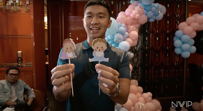 Nikita dan Indra telah mempersiapkan dua buah tusukan bergambar bayi perempuan dan laki-laki yang akan digunakan oleh Indra untuk memecahkan balon hitam bertuliskan Boy or Girl. Usai memecahkan balon tersebutlah baru jenis kelamin bayi yang dikandung oleh Nikita Willy akan terungkap. Foto: YouTube/Nikita Willy Official