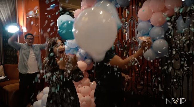 Usai dipecahkan, balon hitam bertuliskan Boy or Girl itu rupanya mengeluarkan balon-balon kecil berwarna biru. Balon itu yang menandakan bahwa bayi yang ada di dalam perut Nikita Willy itu berjenis kelamin laki-laki. Nikita dan Indra pun tampak terkejut sekaligus bahagia usai mengetahui jenis kelamin anak pertamanya. Foto: YouTube/Nikita Willy Official
