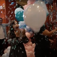 Usai dipecahkan, balon hitam bertuliskan Boy or Girl itu rupanya mengeluarkan balon-balon kecil berwarna biru. Balon itu yang menandakan bahwa bayi yang ada di dalam perut Nikita Willy itu berjenis kelamin laki-laki. Nikita dan Indra pun tampak terkejut sekaligus bahagia usai mengetahui jenis kelamin anak pertamanya. Foto: YouTube/Nikita Willy Official