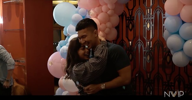 Setelah mengumumkan jenis kelamin sang anak, Nikita tampak menangis bahagia dan memeluk sang suami. Para tamu undangan pun langsung bergantian memberikan ucapan selamat kepada Nikita dan Indra. Foto: YouTube/Nikita Willy Official