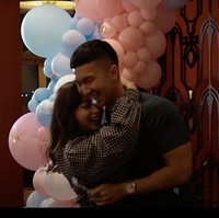 Setelah mengumumkan jenis kelamin sang anak, Nikita tampak menangis bahagia dan memeluk sang suami. Para tamu undangan pun langsung bergantian memberikan ucapan selamat kepada Nikita dan Indra. Foto: YouTube/Nikita Willy Official