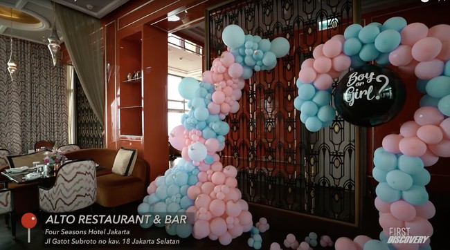 Pasangan Nikita Willy dan Indra Priawan saat ini tengah berbahagia. Usai beberapa waktu lalu mengumumkan kabar kehamilannya, kali ini pasangan tersebut menggelar acara untuk mengumumkan jenis kelamin sang jabang bayi di sebuah hotel mewah di kawasan Jakarta. Foto: YouTube/Nikita Willy Official