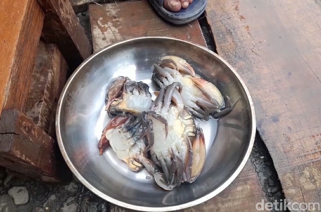Nikmatnya Kepiting Soka Asap yang Gurih 'Smoky' dari Brebes