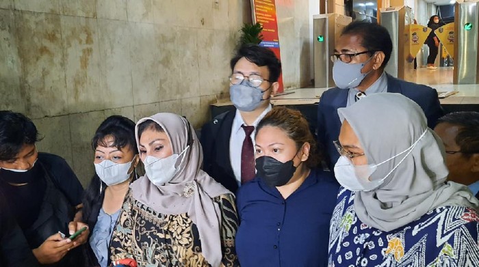 Olivia Nathania (bermasker hitam) usai jalani pemeriksaan di Polda Metro Jaya soal dugaan CPNS fiktif
