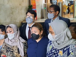 Pengacara Bantah Nia Daniaty Jual Tas demi Bantu Anak yang Terseret Penipuan