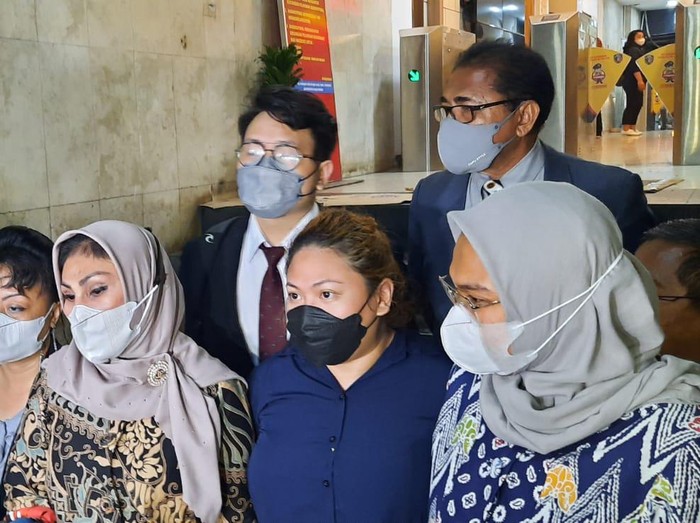 Olivia Nathania (bermasker hitam) usai jalani pemeriksaan di Polda Metro Jaya soal dugaan CPNS fiktif