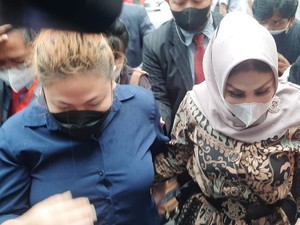 Hadiri Pemeriksaan soal CPNS Fiktif, Anak Nia Daniaty Ngaku Masih Sakit