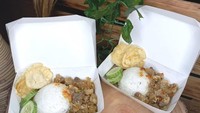 Dengan harga Rp 13.000 hingga Rp 18.000 kamu bisa menikmati oseng mercon di warung Oseng Sapi Mercon Banyuwangi. Ada tiga varian yaitu ayam, gurita dan sapi. Foto: Instagram @osengsapimercon_banyuwangi