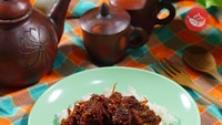 Oseng mercon yang ditawarkan oleh Oseng Mercon Tugu Yogyakarta ini memiliki kombinasi rasa pedas dan manis. Warna bumbunya yang pekat tersebut cocok dinikmati dengan nasi hangat. Foto: Instagram @osengmercontugujogja