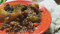 Dekat dari kawasan Prambanan ada warung bernama Soto dan Bakso Taruno Joyo. Selain soto dan bakso, warung tersebut juga menawarkan oseng mercon seharga Rp 14.000. Foto: angkutkoper.com