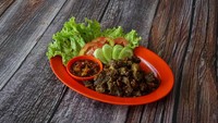 Restoran di Bandung ada yang menawarkan oseng mercon khas Yogyakarta. Kamu bisa mampir ke warung Zona Merah Sukajadi. Oseng merconnya disajikan dengan lalapan lengkap.  Foto: Instagram @zonemerah_